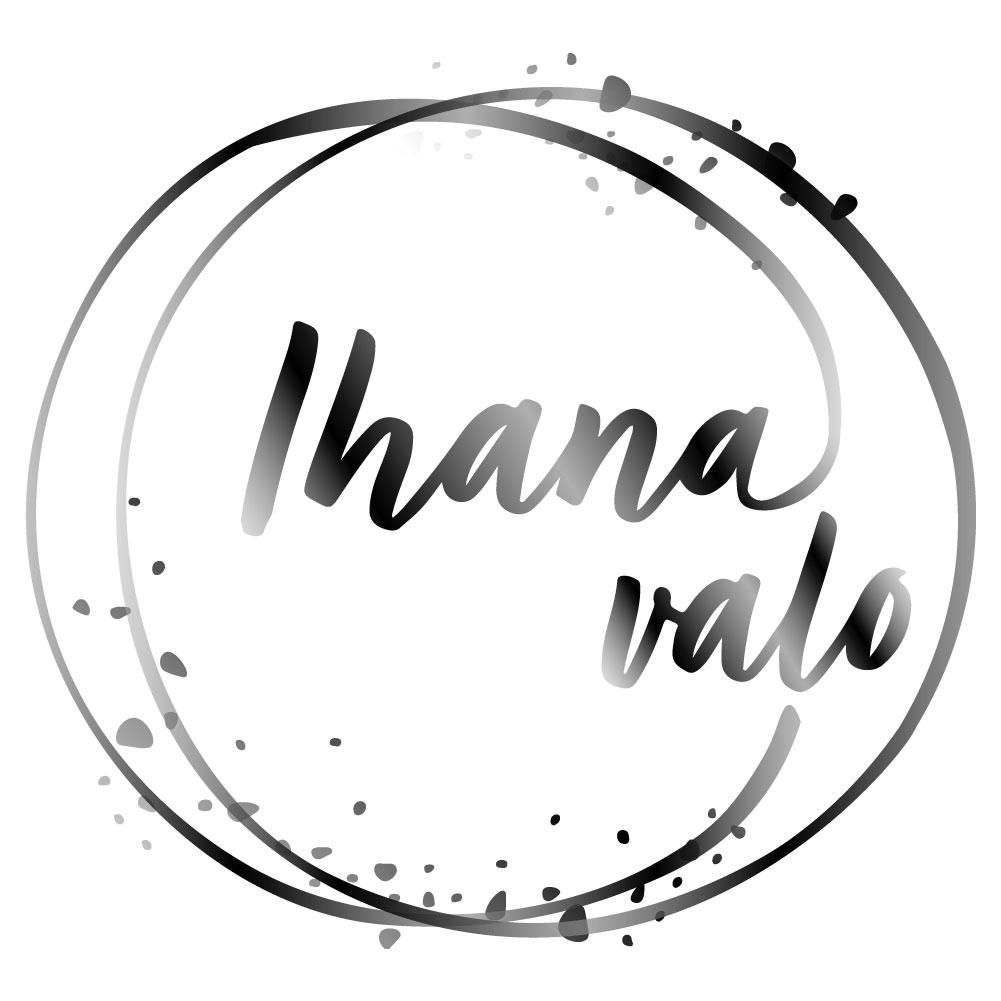 Mustavalkoinen logo, jossa on teksti "Ihana valo" kahden epätäydellisen ympyrän sisällä ja roiskeita.